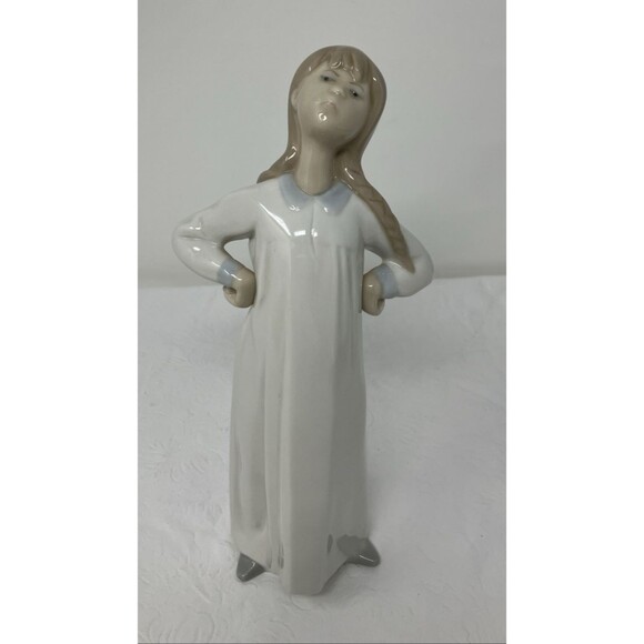 Lladro Girl In Nightgown Stretching Figurine 4872 Glossy Finish Spain - Picture 1 of 16